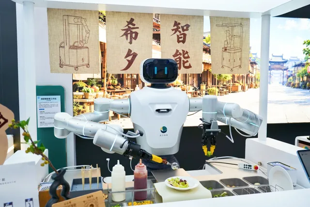 希夕智能AI主厨机器人在WRC 2026制作健康餐